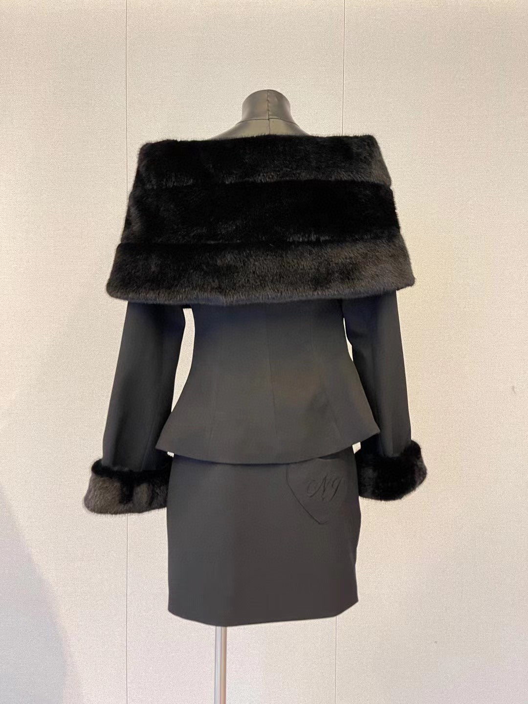 Fashionable Socialite Temperament Off-shoulder Fur Short Coat Skirt