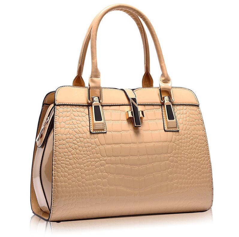 Trendy Totes: Casual Fashion for Women