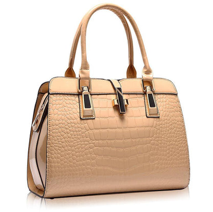 Trendy Totes: Casual Fashion for Women