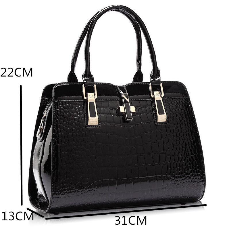 Trendy Totes: Casual Fashion for Women