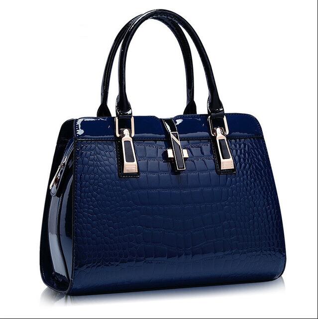 Trendy Totes: Casual Fashion for Women
