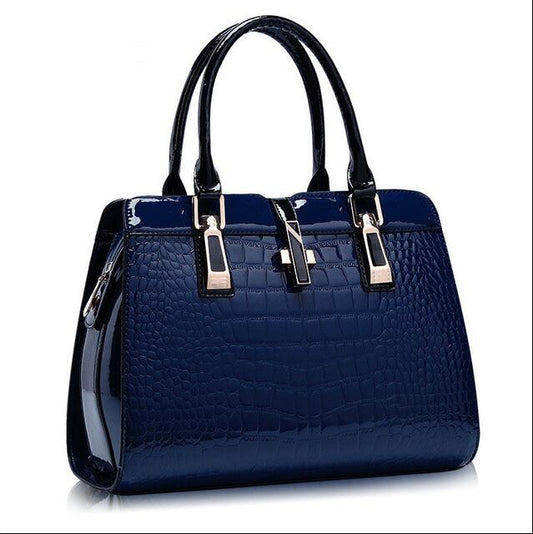 Trendy Totes: Casual Fashion for Women